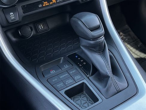 Used 2025 Toyota RAV4 LE image 17