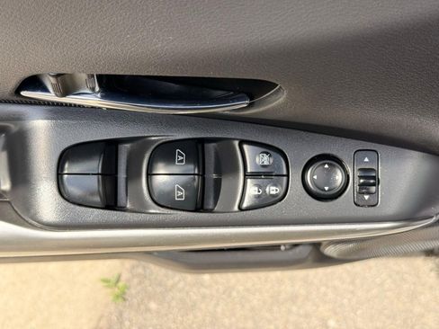 Used 2019 Nissan Kicks SV FWD image 18