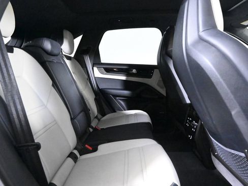 Certified 2025 Porsche Cayenne GTS AWD/4WD image 19