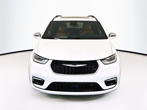 Used 2024 Chrysler Pacifica Pinnacle w/ Trailer Tow Group AWD/4WD image 30