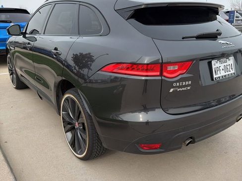 Used 2018 Jaguar F-PACE Prestige image 3