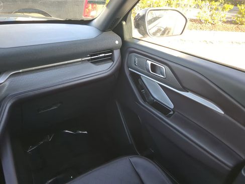 Used 2025 Ford Explorer Platinum image 17