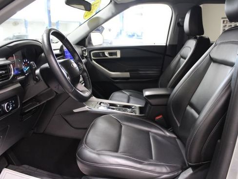 Used 2023 Ford Explorer XLT w/ Equipment Group 202A AWD/4WD image 21