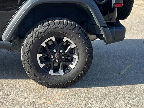 Used 2024 Jeep Wrangler Unlimited Rubicon w/ Convenience Group image 12