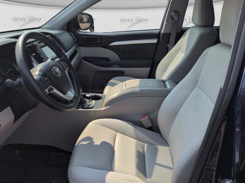 Used 2015 Toyota Highlander LE FWD image 12
