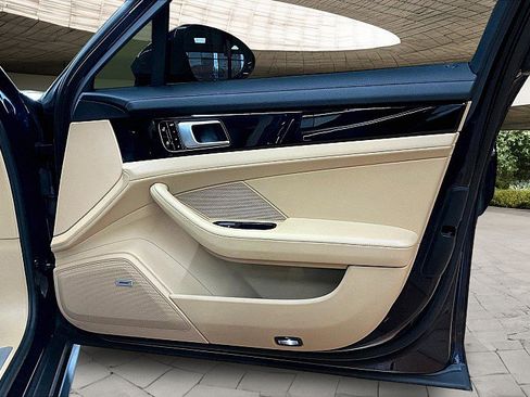 Used 2019 Porsche Panamera 4d Hatchback RWD w/ Premium Package image 18