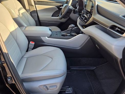 Used 2023 Toyota Highlander XLE FWD image 18