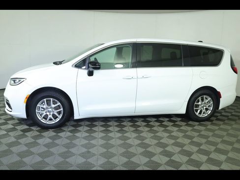 Used 2024 Chrysler Pacifica Touring-L FWD image 16