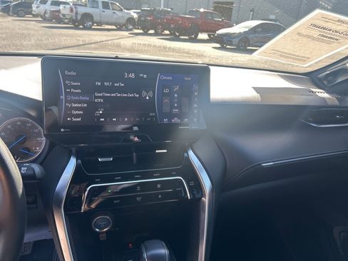 Used 2021 Toyota Venza Limited w/ Carpet Mat Package (TMS) image 16