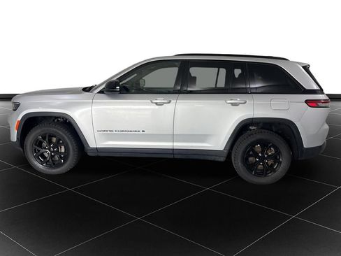 Used 2024 Jeep Grand Cherokee Altitude AWD/4WD image 2