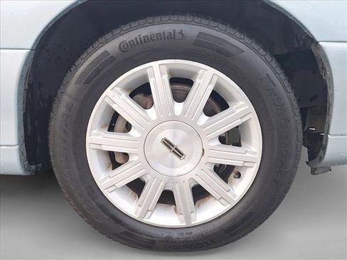 Used 2011 Lincoln Town Car Signature Limited image 19