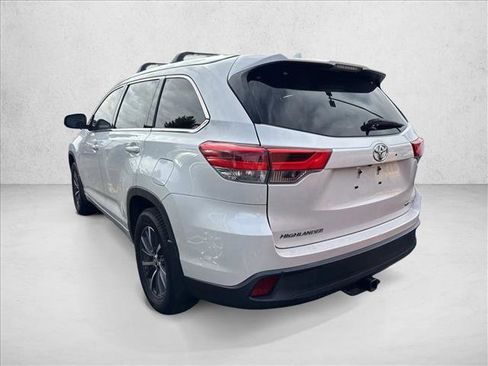 Used 2017 Toyota Highlander XLE image 4