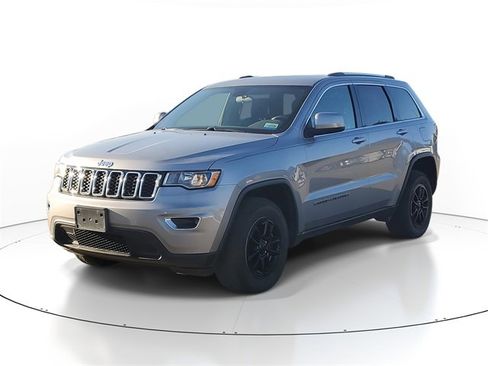 Used 2020 Jeep Grand Cherokee Laredo image 2