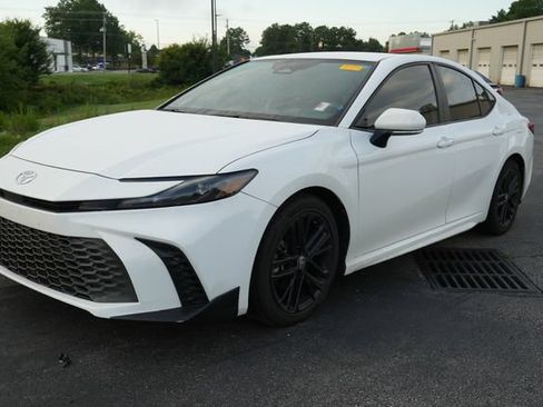 Used 2025 Toyota Camry SE FWD image 3