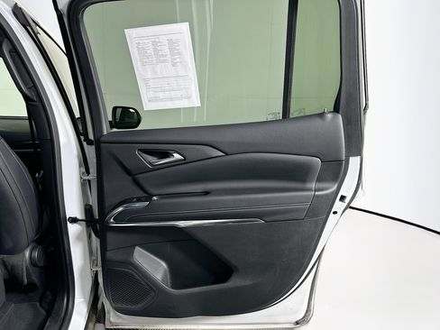Used 2025 Chevrolet Traverse LT FWD image 32