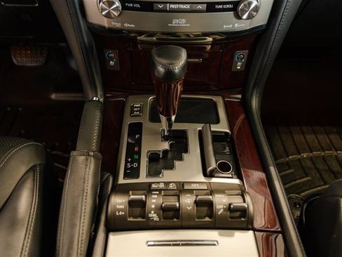 Used 2015 Lexus LX 570 4WD w/ Luxury Package image 23