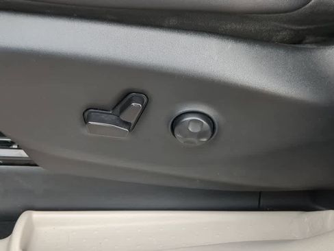 Used 2024 Chrysler Pacifica Touring-L image 16