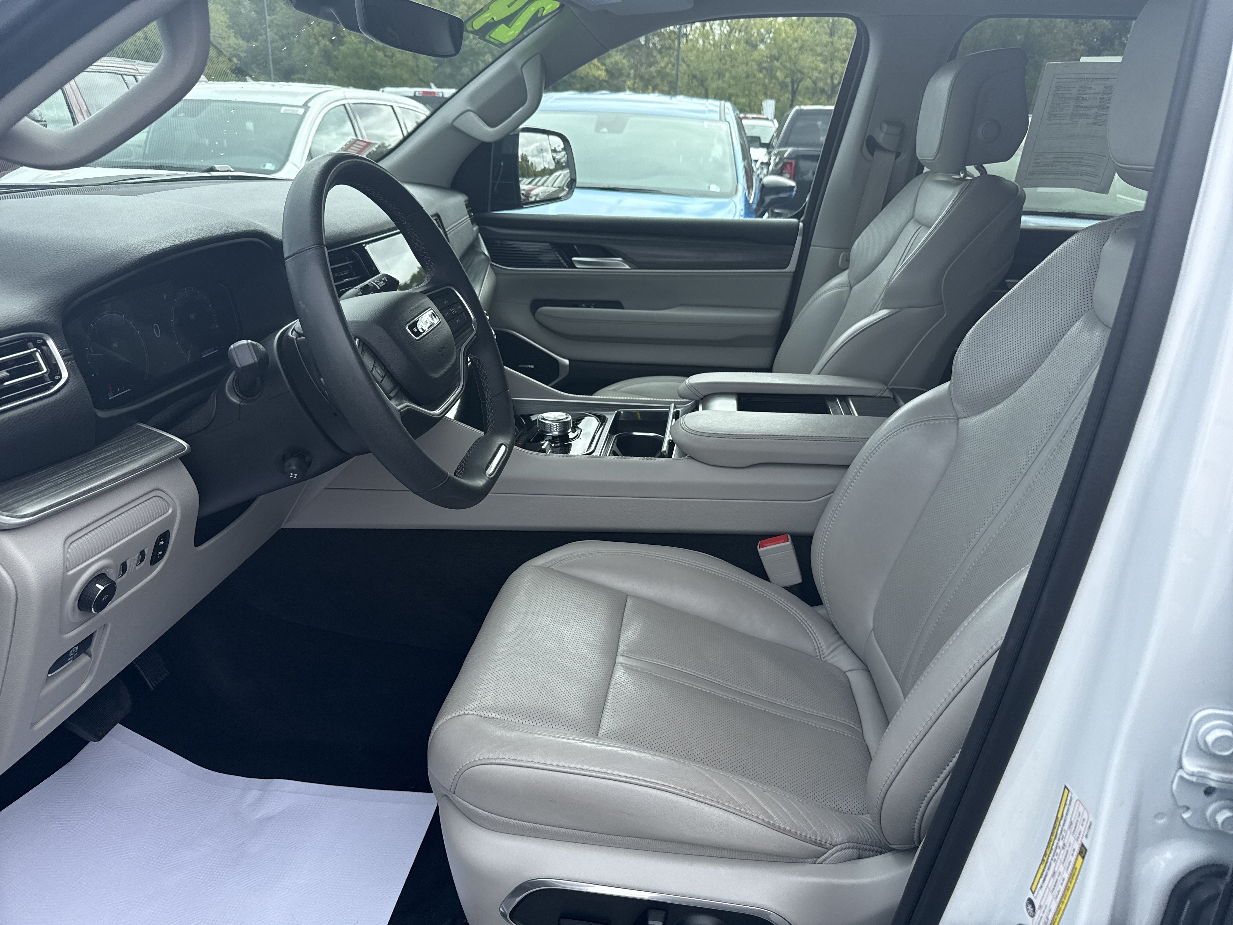 Used 2024 Jeep Wagoneer Series II AWD/4WD image 11