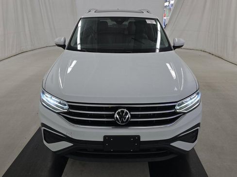 Used 2022 Volkswagen Tiguan SE w/ Panoramic Sunroof Package image 2