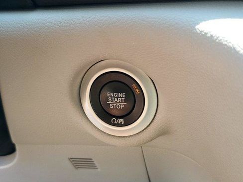 Used 2024 Chrysler Pacifica Touring-L FWD image 27