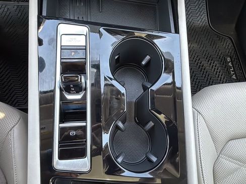 Used 2025 Volkswagen Atlas SE image 24