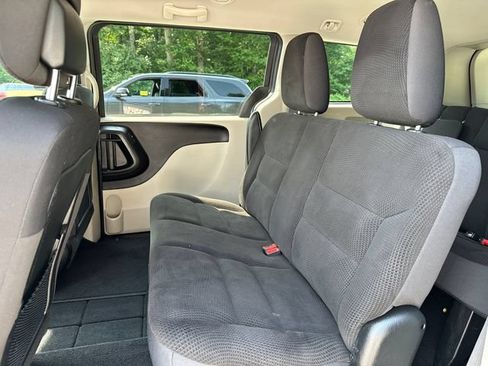 Used 2018 Dodge Grand Caravan SE w/ UConnect Hands-Free Group FWD image 19