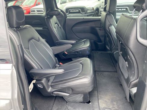 Used 2025 Chrysler Pacifica Select FWD image 24