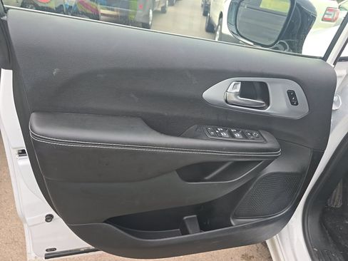 Used 2026 Chrysler Pacifica Limited AWD/4WD image 9