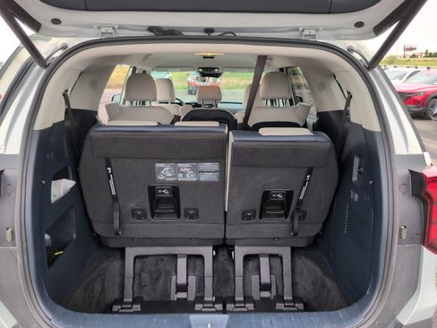 Used 2025 Kia Carnival EX FWD image 12