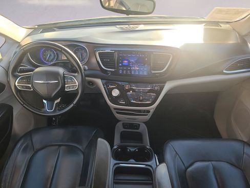 Used 2017 Chrysler Pacifica Touring-L FWD image 17
