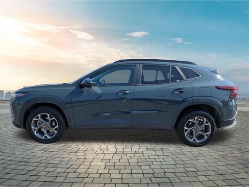 Used 2025 Chevrolet Trax LT FWD image 8