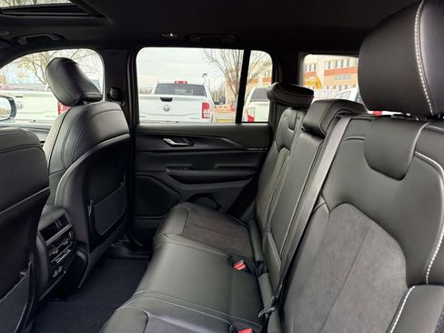 New 2025 Jeep Grand Cherokee Altitude AWD/4WD image 17