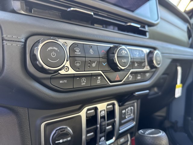 Certified 2025 Jeep Gladiator Mojave AWD/4WD image 34