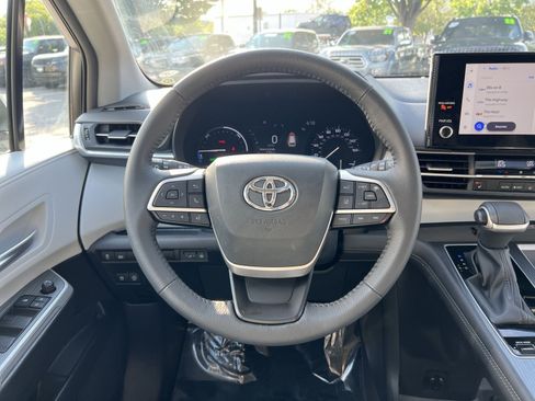 Used 2025 Toyota Sienna XLE AWD/4WD image 16