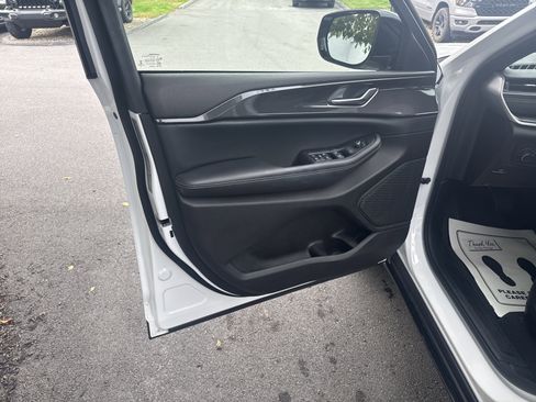 Used 2023 Jeep Grand Cherokee Altitude image 15