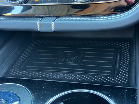 Used 2022 Bentley Bentayga AWD/4WD image 34