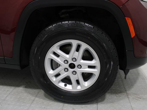 Used 2023 Jeep Grand Cherokee Laredo AWD/4WD image 5