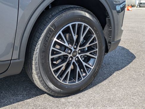 New 2025 Ford Escape SE image 13