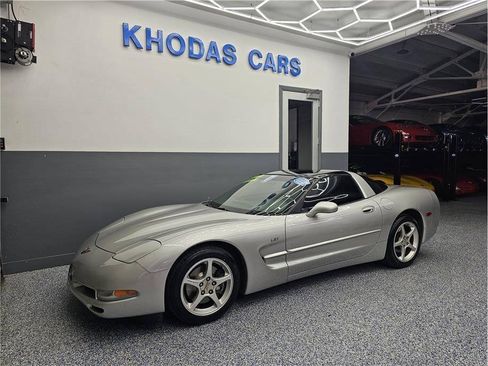 Used 2004 Chevrolet Corvette Coupe w/ Preferred Equipment Group RWD image 2