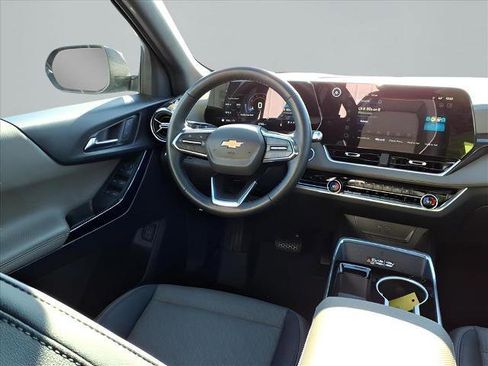 Used 2025 Chevrolet Equinox LT w/ Convenience Package II image 11