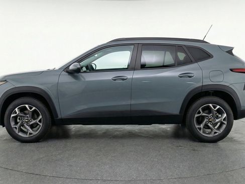 Used 2025 Chevrolet Trax LT image 5