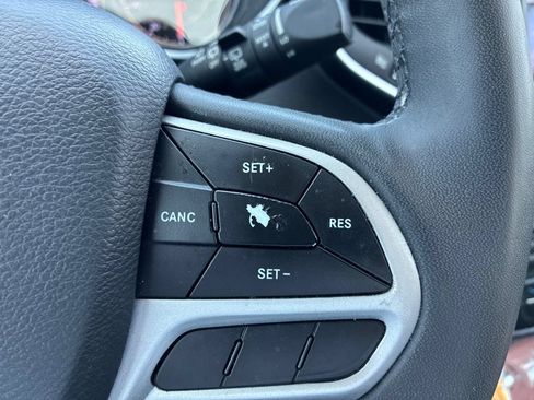 Used 2022 Jeep Cherokee Latitude AWD/4WD image 8