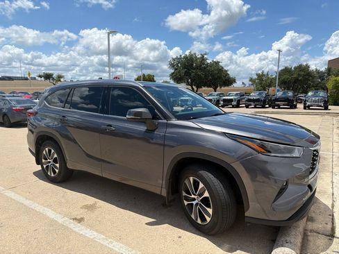 Used 2021 Toyota Highlander XLE FWD image 3