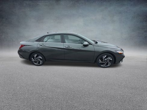 New 2025 Hyundai Elantra Limited image 24