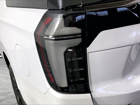 Certified 2025 Chevrolet Suburban Premier AWD/4WD image 18