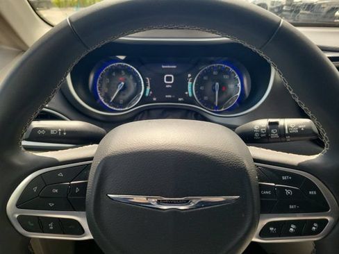Used 2023 Chrysler Pacifica Touring-L FWD image 21