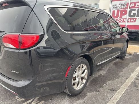 Used 2019 Chrysler Pacifica Limited image 3