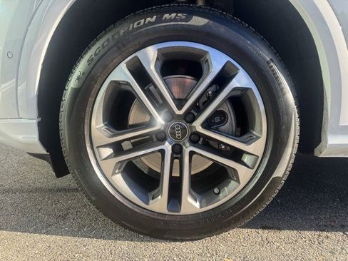 Certified 2025 Audi Q5 Premium image 8