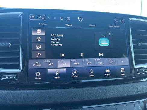 Used 2024 Chrysler Pacifica Touring-L image 32