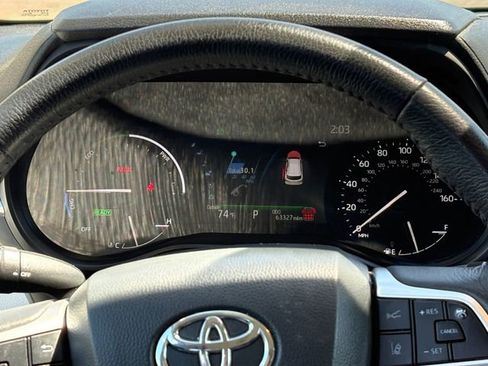 Used 2025 Toyota Sienna XLE FWD image 16